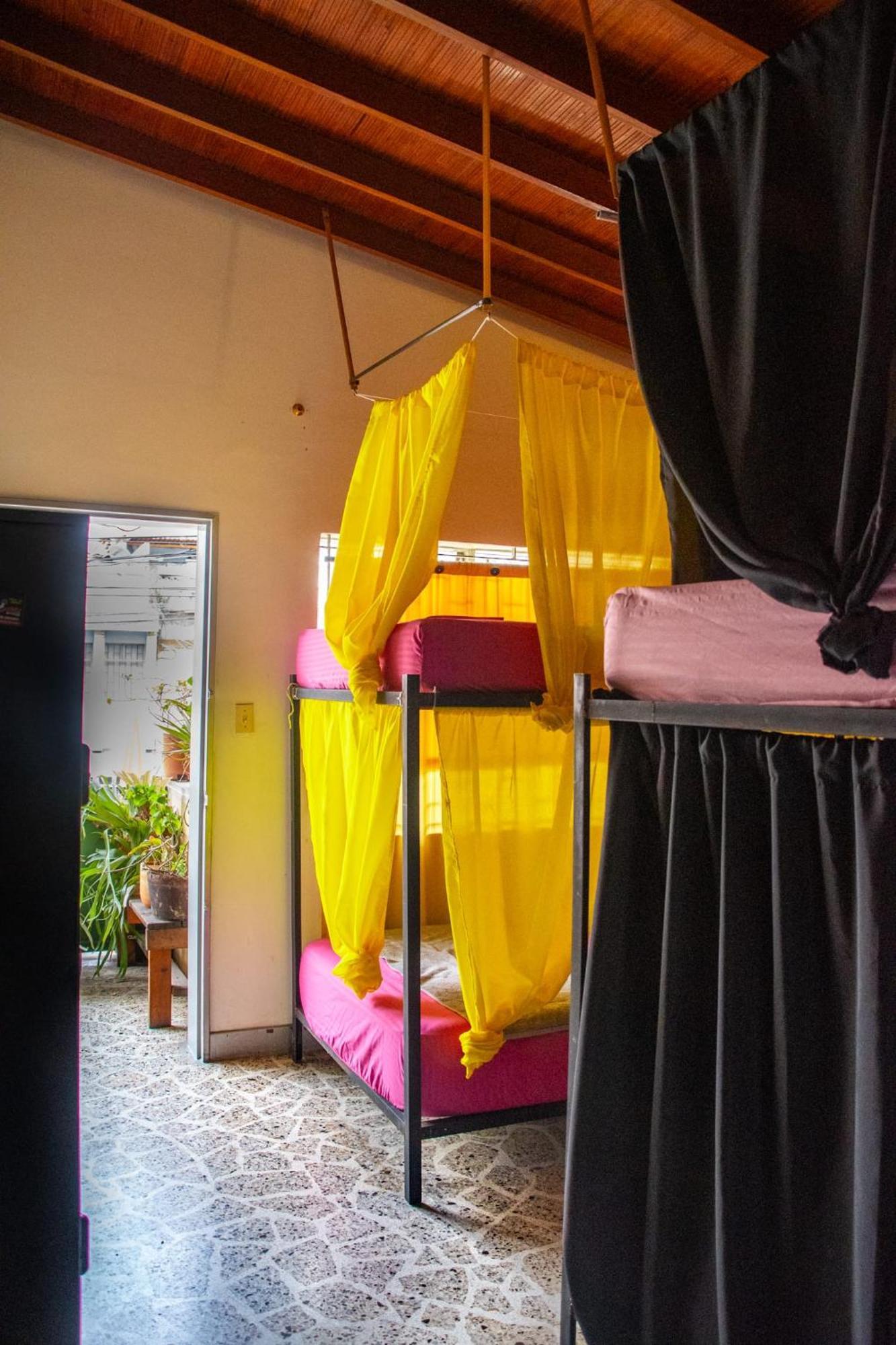 Casa Almarita - Hostal, Bar Y Restaurante Medellín Exteriör bild