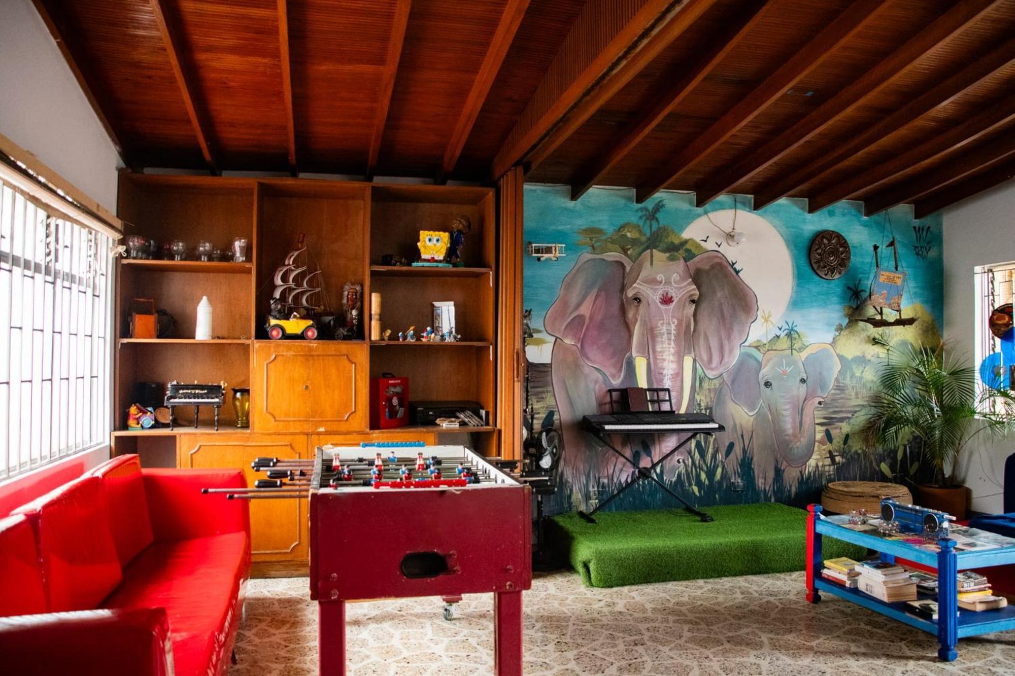 Casa Almarita - Hostal, Bar Y Restaurante Medellín Exteriör bild