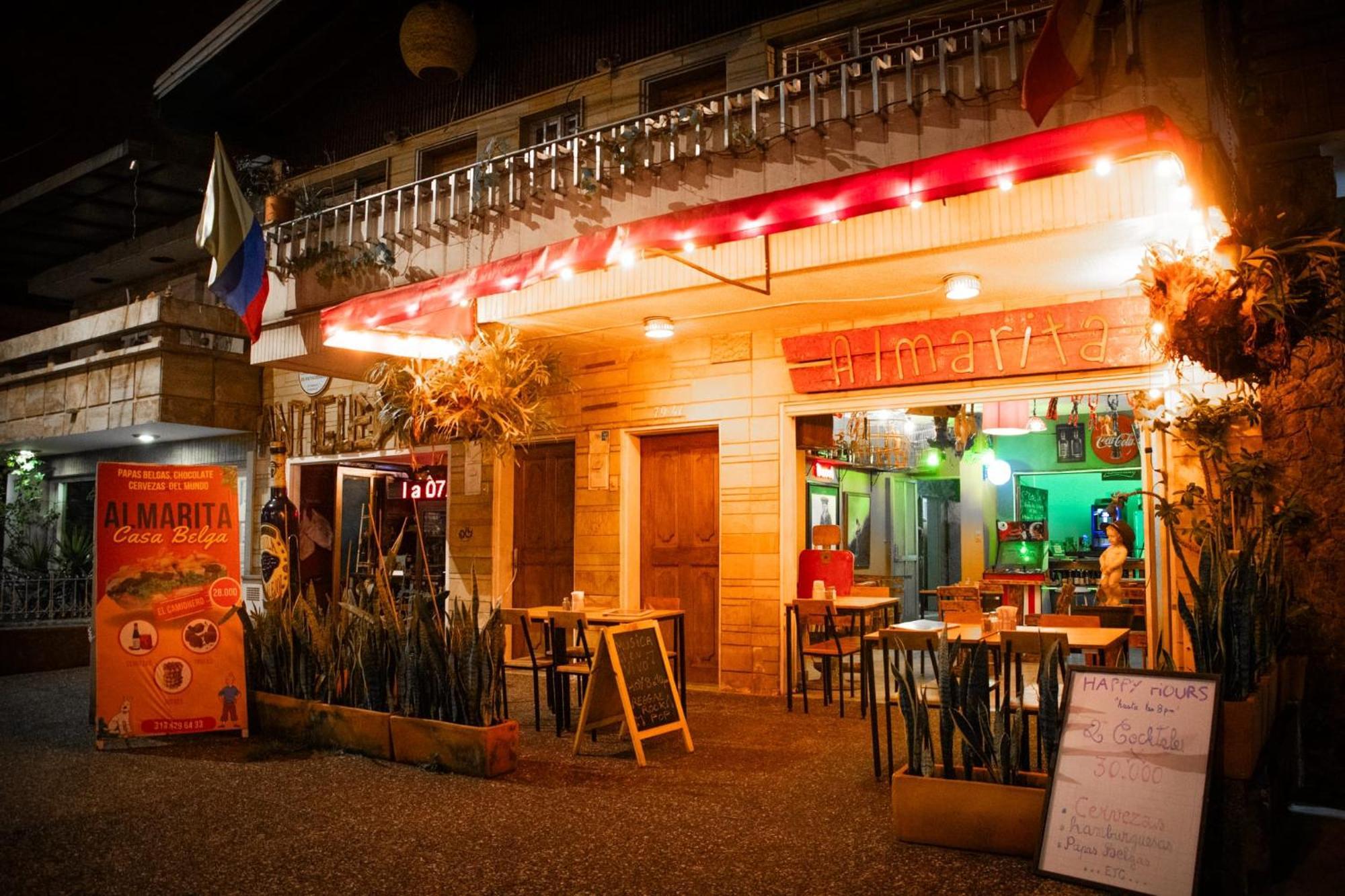 Casa Almarita - Hostal, Bar Y Restaurante Medellín Exteriör bild